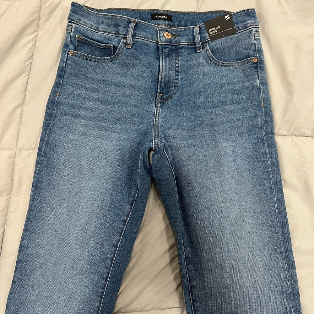 Express sky scraper mid rise jeans size 8. Brand new never worn with tag.